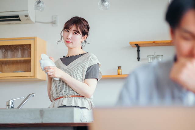 夫を見つめる