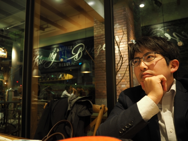 外を眺める男性