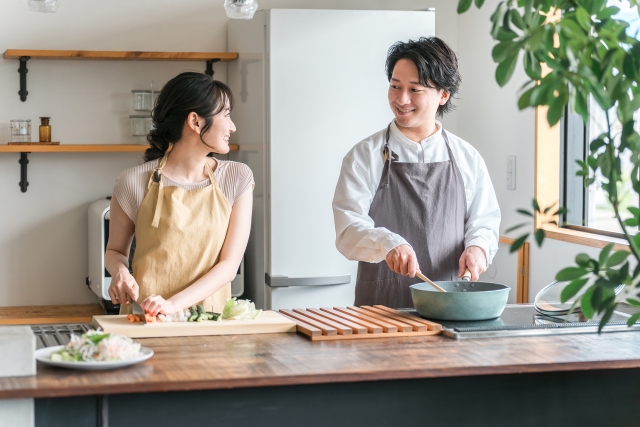 料理をするふたり
