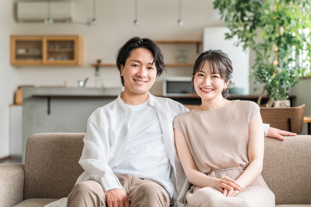 ソファに座る二人