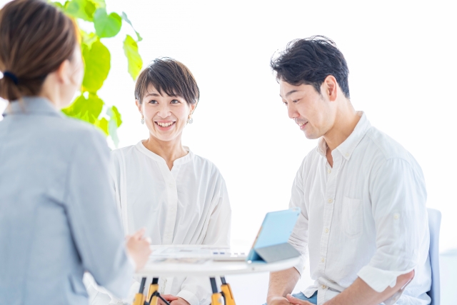 カップルと話す女性