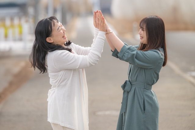 喜ぶ女性ふたり